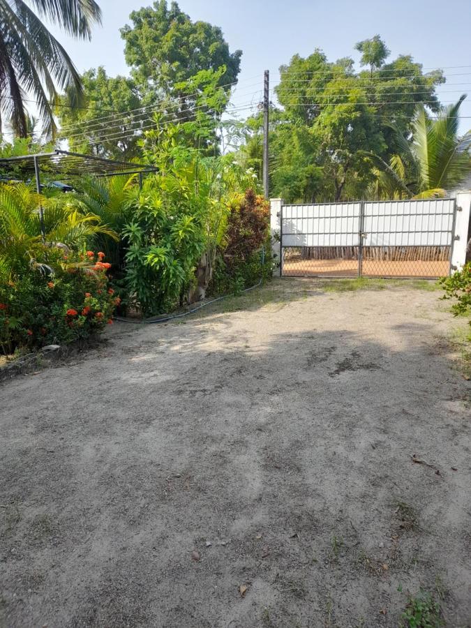 Batti Relax Point Hotel Batticaloa Exterior photo